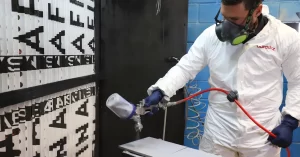 Cómo un mono de pintor desechable protege tu salud