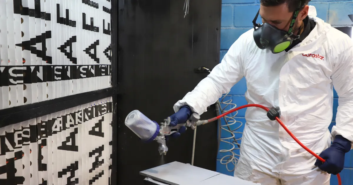Cómo un mono de pintor desechable protege tu salud